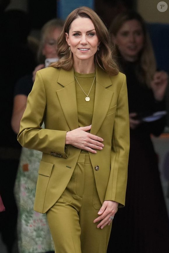 L'épouse du prince William est venue évoquer un sujet qui lui tient particulièrement à coeur : la petite enfance. 

Kate Middleton Middleton, princesse de Galles, lors d'une visite à Home-Start à Oxford, le 9 octobre 2025. Home-Start UK se prépare à déployer une formation auprès de son réseau de 9 000 bénévoles sur la base de la série explicative du Centre for Early Childhood de la Royal Foundation. Photo par PA Photo/ Bestimage