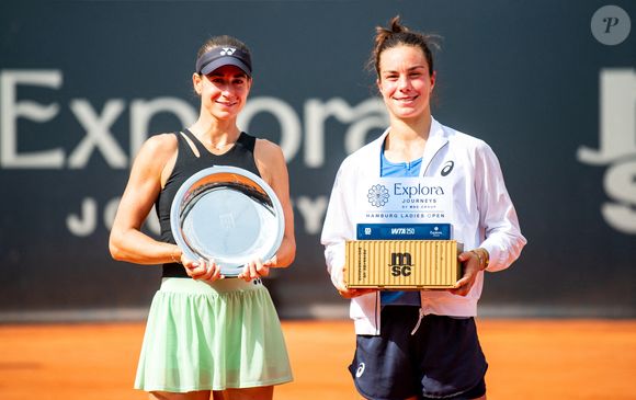 Ce dimanche, la Dijonnaise a remporté son premier titre sur le circuit principal en dominant la tenante du titre Anna Bondar...

Anna Bondar (g.) et Loïs Boisson lors de la cérémonie de remise des prix. Photo : Daniel Bockwoldt/DPA/ABACAPRESS.COM