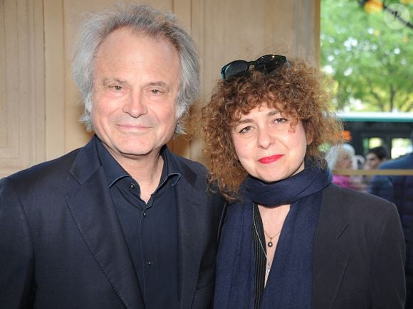 Directrice de la rédaction, Valérie Toranian est au plus près de son époux puisqu'il y travaille comme éditorialiste. 

Franz-Olivier Giesbert et sa compagne Valérie Toranian - Concert commémoratif pour les 100 ans du génocide arménien au Théâtre du Châtelet à Paris, le 21 avril 2015. Veeren/Bestimage