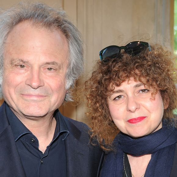 Directrice de la rédaction, Valérie Toranian est au plus près de son époux puisqu'il y travaille comme éditorialiste. 

Franz-Olivier Giesbert et sa compagne Valérie Toranian - Concert commémoratif pour les 100 ans du génocide arménien au Théâtre du Châtelet à Paris, le 21 avril 2015. Veeren/Bestimage