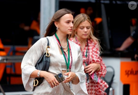 A la question de savoir quel était selon elle le meilleur coiffeur à Monaco, Charlotte a cité sans hésiter son ex-belle-mère qui tient un salon réputé au sein de la Principauté. "Elle est trop chou", a-t-elle même ajouté.

Charlotte Siné (compagne de Charles Leclerc ) lors du Grand Prix de Monaco 2022 de F1, à Monaco, le 29 mai 2022. © Jean-François Ottonello/Nice Matin/Bestimage
