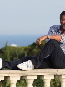 "Je voulais que chaque pièce ait une vue sur le jardin" : Bernard Montiel propriétaire d'une maison située dans l'un des villages les plus prestigieux de France