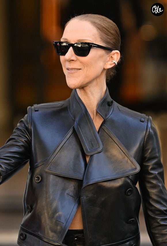 Céline Dion salue ses fans à la sortie de l’hôtel Royal Monceau à Paris avant de rejoindre La Plenitude Arena de Paris La Défense pour poursuivre sa série de concerts le 14 octobre 2026. © Pierre perusseau/Bestimage