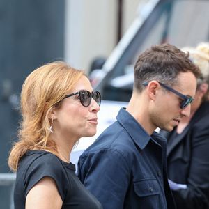 Léa Salamé et Hugo Clément - Arrivées aux obsèques de Thierry Ardisson en l’église Saint-Roch de Paris, France, le 17 juillet 2025. © Clovis-Jacovides/Bestimage