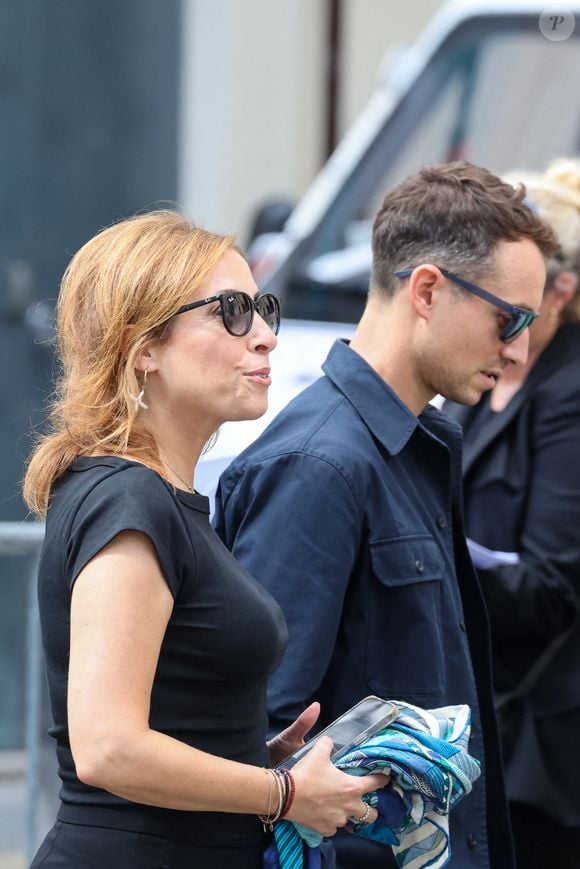 Léa Salamé et Hugo Clément - Arrivées aux obsèques de Thierry Ardisson en l’église Saint-Roch de Paris, France, le 17 juillet 2025. © Clovis-Jacovides/Bestimage