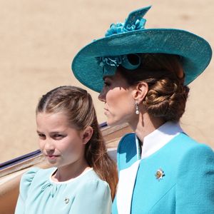 Kate et Charlotte, un parfait match à Trooping the Colour 

La princesse Charlotte et la princesse de Galles arrivent à la cérémonie de la montée des couleurs à Horse Guards Parade, au centre de Londres, pour célébrer l'anniversaire officiel du roi Charles III. . Photo by Jonathan Brady/PA Wire/ABACAPRESS.COM