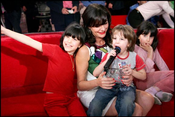 Lio et ses enfants Léa, Garance et Diego lors de l'émission "Vivement dimanche" consacrée aux chansons des années 80.