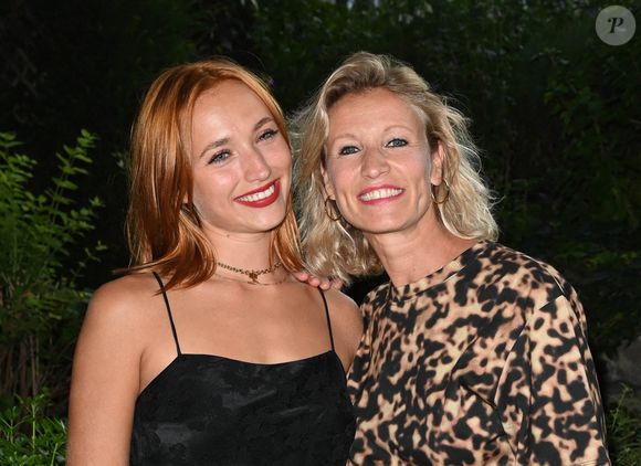Chloé Jouannet et sa mère Alexandra Lamy - 1er Cocktail des nommés du Festival de la fiction de La Rochelle dans l'hôtel particulier de la SACD à Paris le 1er septembre 2022. © Coadic Guirec/Bestimage.