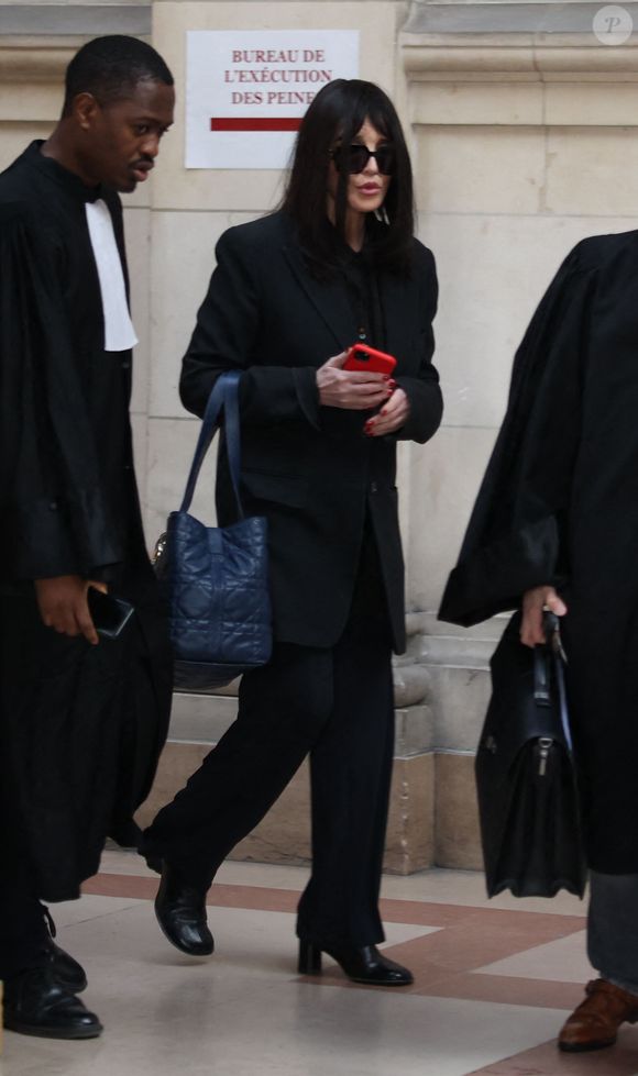 Isabelle Adjani arrive pour la tenue de son procès en appel (chambre 2-13) pour fraude fiscale, au Palais de Justice de Paris, le 27 février 2026.
© Julien Sarkissian/Bestimage