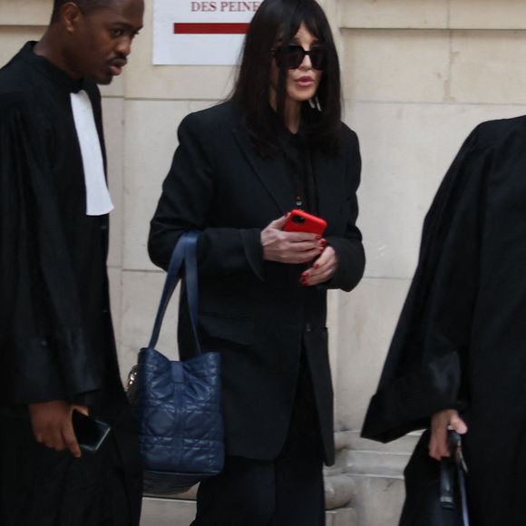 Isabelle Adjani arrive pour la tenue de son procès en appel (chambre 2-13) pour fraude fiscale, au Palais de Justice de Paris, le 27 février 2026.
© Julien Sarkissian/Bestimage