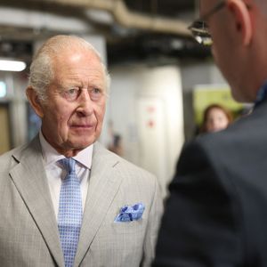 Le roi Charles III s'entretient avec des agents spécialisés lors de l'inauguration officielle du siège de la Police des transports britannique (BTP) dans le centre de Londres, au Royaume-Uni, le 8 juillet 2026. Photo : Shane Anthony Sinclair/PA Wire/ABACAPRESS.COM