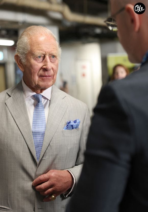 Le roi Charles III s'entretient avec des agents spécialisés lors de l'inauguration officielle du siège de la Police des transports britannique (BTP) dans le centre de Londres, au Royaume-Uni, le 8 juillet 2026. Photo : Shane Anthony Sinclair/PA Wire/ABACAPRESS.COM