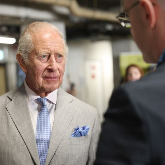 Le roi Charles III s'entretient avec des agents spécialisés lors de l'inauguration officielle du siège de la Police des transports britannique (BTP) dans le centre de Londres, au Royaume-Uni, le 8 juillet 2026. Photo : Shane Anthony Sinclair/PA Wire/ABACAPRESS.COM