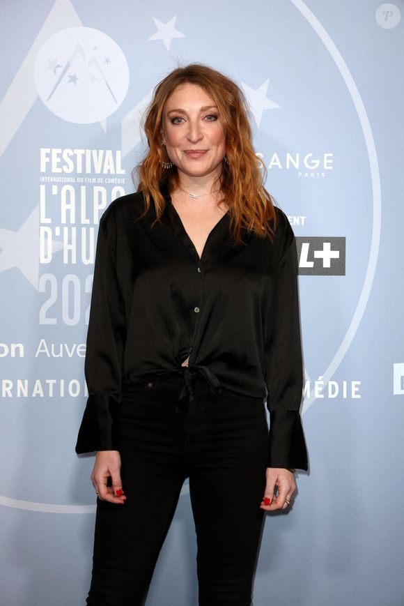 Sarah Stern au photocall de la cérémonie d'ouverture du 28ème Festival International du Film de Comédie à l'Alpe d'Huez le 13 janvier 2025.

© Dominique Jacovides / Bestimage