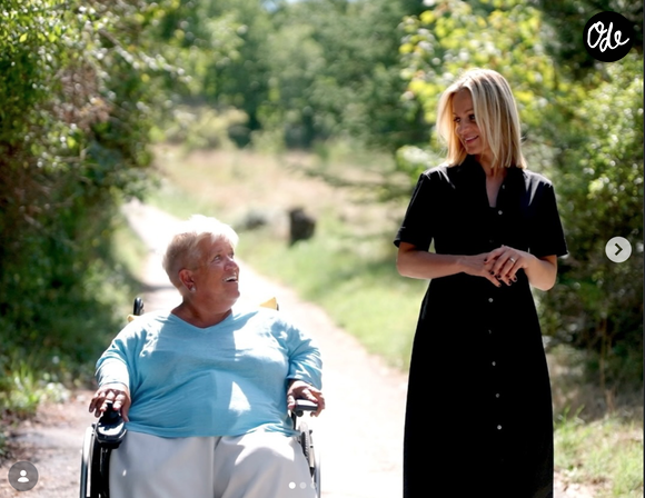La comédienne de 69 ans ne peut désormais plus marcher et se déplace en fauteuil roulant.

Mimie Mathy en interview pour "Sept à Huit" avec Audrey Crespo-Mara. Capture Instagram Sept à Huit - TF1