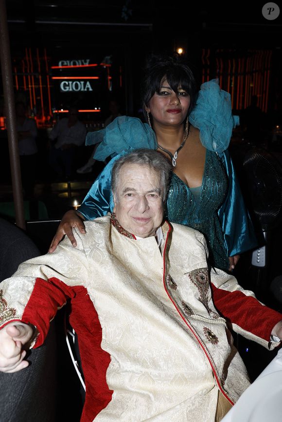 Paul-Loup Sulitzer et sa compagne Supriya Ansuya Devi Rathoar - Paul-Loup Sulitzer fête son 77ème anniversaire avec ses amis au VIP Room à Saint-Tropez le 23 juillet 2023. © Cyril Moreau/Bestimage