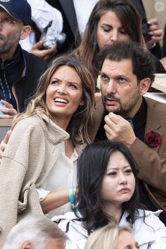 Éric Antoine et sa compagne Gennifer Demey en tribunes lors des Internationaux de France de Tennis de Roland Garros 2025, à Paris, France, le 7 juin 2025. © Cyril Moreau/Bestimage