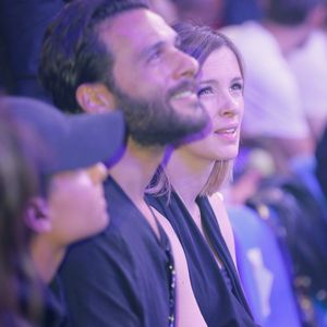 Maxim Nucci (Yodelice)  et sa compagne enceinte Isabelle Ithurburu - Maxim Nucci (Yodelice)  et sa compagne enceinte Isabelle Ithurburu assistent au match de boxe de Tony Yoka au palais des sports de Paris, le 23 juin 2018 © Veeren-CVS/Bestimage