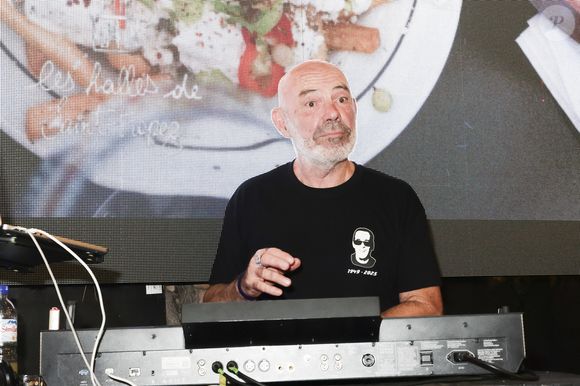 Exclusif - Philippe Corti mixe les dimanches soirs au club Les Halles de Saint-Tropez. il porte un t-shirt noir à l'effigie de son ami Thierry Ardisson.
Saint-Tropez le 10 août 2025

© Jack Tribeca / Bestimage