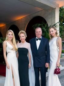 Maria Carolina, Maria Chiara Bourbon des Deux-Siciles et leurs parents brillent avec élégance lors du prestigieux Bal Dior organisé à Venise