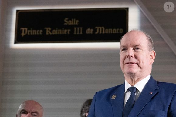 Le Prince Albert II de Monaco s'exprime lors de la cérémonie officielle organisée dans la salle omnisports Rainier III en présence des autorités locales et des habitants, lors de la visite dans les Côtes-d'Armor le 9 avril 2025 à Matignon, Bretagne, France. Photo par David NIVIERE/ABACAPRESS.COM