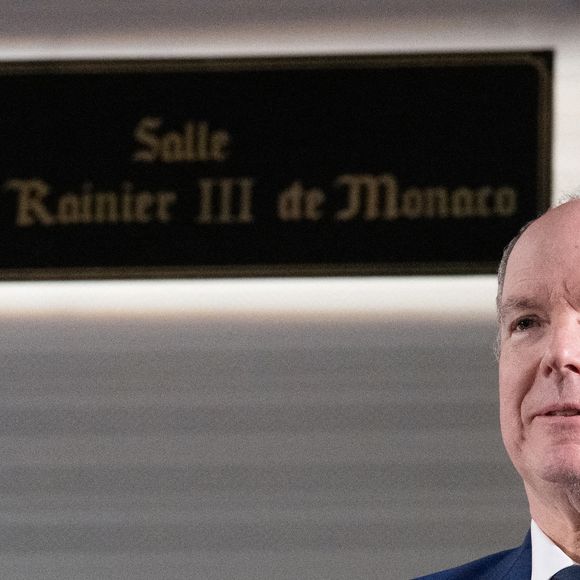 Le Prince Albert II de Monaco s'exprime lors de la cérémonie officielle organisée dans la salle omnisports Rainier III en présence des autorités locales et des habitants, lors de la visite dans les Côtes-d'Armor le 9 avril 2025 à Matignon, Bretagne, France. Photo par David NIVIERE/ABACAPRESS.COM