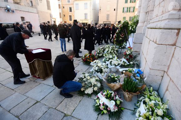 Les compositions florales en hommage au défunt - Obsèques du chef Clément Bruno en la collégiale Saint-Martin de Lorgues, France, le 3 février 2025. © Alain Brun-Jacob/Bestimage