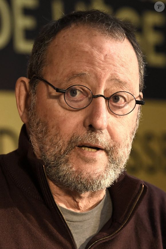 Après cinq ans de mandat, il a choisi de quitter définitivement ses fonctions politiques.

Jean Reno, invité d'honneur du 10ème Festival international du Film de Comédie de Liège, donne une conférence de presse, le 5 novembre 2025.
© Photonews / Bestimage