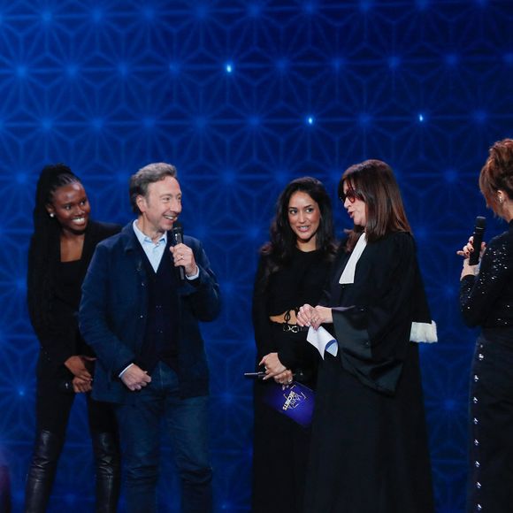 C’est un rendez-vous que les téléspectateurs de France 3 ne manquent plus : La Boîte à secrets, animée par Faustine Bollaert...

Exclusif - Stéphane Bern entouré de Axelle Caillon, Julia Oberlinkels, Oscar Berthe, Jeaneta Domingos, Faustine Bollaert - Surprises - Enregistrement de l'émission "La Boîte à secrets", au Studio du Lendit, présentée par F.Bollaert. © Christophe Clovis / Bestimage