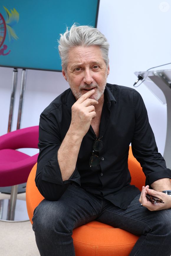 Antoine de Caunes au Festival du Livre de Paris 2025 au Grand Palais à Paris le 12 avril 2025.
© Denis Guignebourg / Bestimage