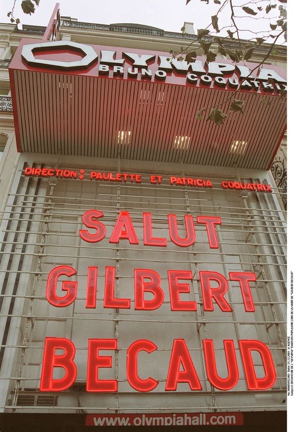 Façade de l'Olympia à la mort de Gilbert Bécaud en 2001 © Agence Bestimage