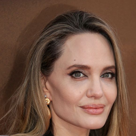 Entre New York et la Provence, Angelina Jolie développe ainsi des activités qui prolongent son parcours artistique et lui permettent d’explorer une vie professionnelle loin des plateaux de cinéma.

Angelina Jolie assiste au gala principal de « Maria » lors de la 68e édition du Festival du film de Londres du BFI, au Royal Festival Hall, le 18 octobre 2024, à Londres, au Royaume-Uni. © Fred Duval/SOPA Images
