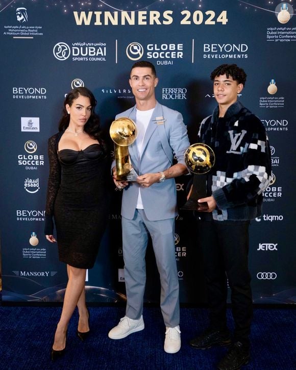 Cristiano Ronaldo était avec sa compagne Georgina Rodriguez et son fils aîné Cristiano Ronaldo Jr aux Globe Soccer Awards

Cristiano Ronaldo avec sa compagne Georgina Rodriguez et son fils aîné Cristiano Ronaldo Jr  lors de la cérémonie des Globe Soccer Awards organisée à Dubaï le 27 décembre 2024.