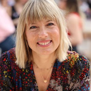 Très proche de sa belle-fille qu'elle a adoptée dans son cœur, Mélanie Page lui a en effet consacré un chapitre touchant sur leur relation.

Melanie Page lors du 5ème festival du Livre de Paris au Grand Palais à Paris, France, le 18 avril 2026. Les 17, 18 et 19 avril 2026, le Festival du livre de Paris célébrera les livres et la lecture, sous toutes ses formes, pour tous les publics. © Denis Guignebourg/BestImage