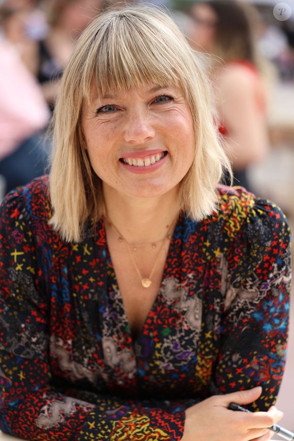 Très proche de sa belle-fille qu'elle a adoptée dans son cœur, Mélanie Page lui a en effet consacré un chapitre touchant sur leur relation.

Melanie Page lors du 5ème festival du Livre de Paris au Grand Palais à Paris, France, le 18 avril 2026. Les 17, 18 et 19 avril 2026, le Festival du livre de Paris célébrera les livres et la lecture, sous toutes ses formes, pour tous les publics. © Denis Guignebourg/BestImage