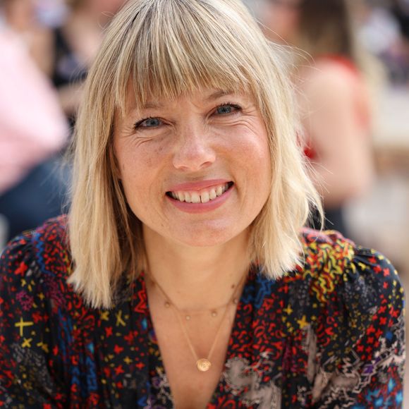 Très proche de sa belle-fille qu'elle a adoptée dans son cœur, Mélanie Page lui a en effet consacré un chapitre touchant sur leur relation.

Melanie Page lors du 5ème festival du Livre de Paris au Grand Palais à Paris, France, le 18 avril 2026. Les 17, 18 et 19 avril 2026, le Festival du livre de Paris célébrera les livres et la lecture, sous toutes ses formes, pour tous les publics. © Denis Guignebourg/BestImage
