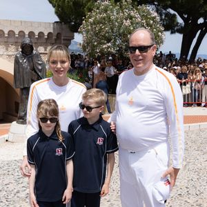La princesse Charlène de Monaco, le prince Albert II de Monaco, le prince Jacques de Monaco, marquis des Baux, la princesse Gabriella de Monaco, comtesse de Carladès lors du relais de la Flamme Olympique des Jeux olympiques d'été de Paris 2024 à Monaco. Olivier Huitel/Pool Monaco/Bestimage