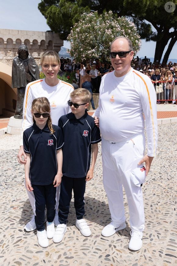 La princesse Charlène de Monaco, le prince Albert II de Monaco, le prince Jacques de Monaco, marquis des Baux, la princesse Gabriella de Monaco, comtesse de Carladès lors du relais de la Flamme Olympique des Jeux olympiques d'été de Paris 2024 à Monaco. Olivier Huitel/Pool Monaco/Bestimage