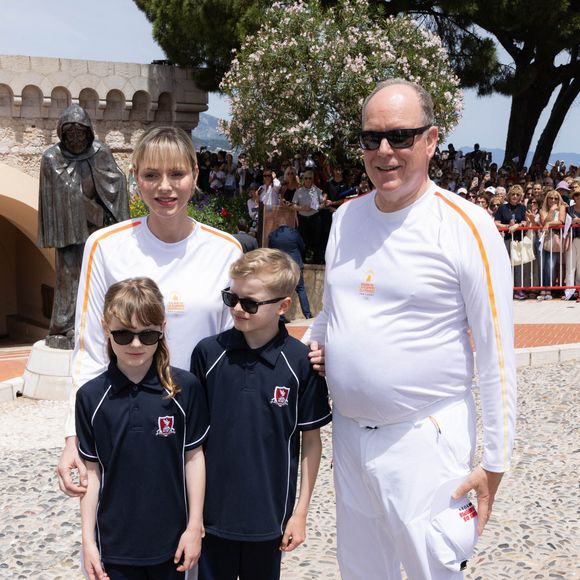 La princesse Charlène de Monaco, le prince Albert II de Monaco, le prince Jacques de Monaco, marquis des Baux, la princesse Gabriella de Monaco, comtesse de Carladès lors du relais de la Flamme Olympique des Jeux olympiques d'été de Paris 2024 à Monaco. Olivier Huitel/Pool Monaco/Bestimage