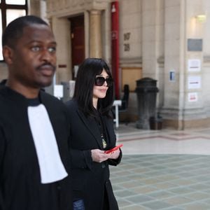 Isabelle Adjani arrive pour la tenue de son procès en appel (chambre 2-13) pour fraude fiscale, au Palais de Justice de Paris, le 27 février 2026.
© Julien Sarkissian/Bestimage