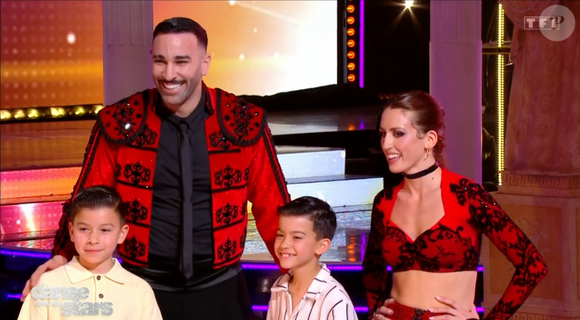 Adil Rami et ses jumeaux dans "Danse avec les stars", capture d'écran TF1. Le 11 avril 2025.