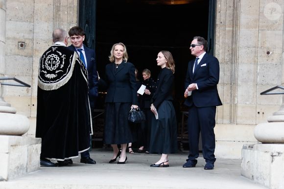 Exclusif - Victoria Brynner ( fille de Doris) sa fille et son mari à la sortie de la messe hommage à Doris Brynner en l'église Saint-Philippe-du-Roule à Paris le 4 juin 2025.

© Christophe Clovis / Bestimage