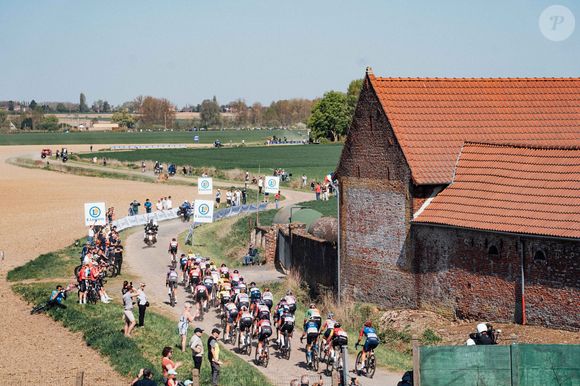 2025 Paris Roubaix Femmes Avec Zwift Picture by Zac Williams/SWpix.com - 12/04/2025 - Cycling - 2025 Paris Roubaix Femmes Avec Zwift, France -