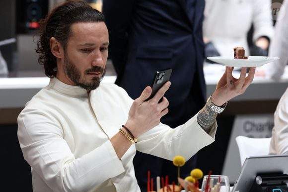 Pour l’inauguration, le chef pâtissier, suivi par 22 millions d’abonnés sur les réseaux sociaux, avait caché dix "tickets d’or" dans ses tablettes, à l’image de "Charlie et la chocolaterie". 

Sirha Lyon 2023 - Coupe du Monde de Pâtisserie - Cédric Grolet,  le 21 janvier 2023 au Parc Eurexpo de Lyon