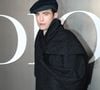 Près d'elle, Robert Pattinson (ambassadeur Dior depuis 2013) portait un châle gris avec un béret.

Robert Pattinson  au photocall du défilé Dior Homme à l'École-Militaire lors de la semaine de la mode masculine automne/hiver 2025-2026 à Paris, France, le 24 janvier 2025. © Bertrand Rindoff/Bestimage