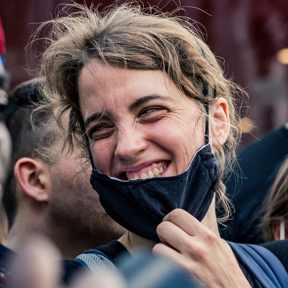 Adèle Haenel à la manifestation de soutien à Adama Traoré devant le tribunal de Paris le 2 juin 2020.
Environ 20.000 personnes ont participé mardi soir devant le tribunal de Paris à un rassemblement interdit, émaillé d'incidents, à l'appel du comité de soutien à la famille d'Adama Traoré, jeune homme noir de 24 ans mort en 2016 après son interpellation.

© Cyril Moreau / Bestimage