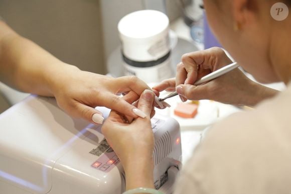 Résultat : de nombreuses femmes commencent désormais à alterner entre semi-permanent, vernis classique et périodes sans pose.

Unsplash