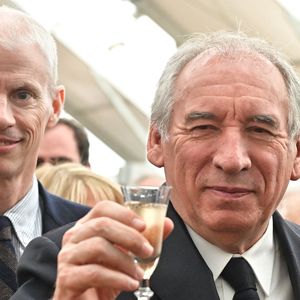 Le Premier ministre François Bayrou et le député Franck Riester participent au 58ème Salon international des fromages et des vins à Coulommiers, France, le 11 avril 2025. © Christian Liewig/Bestimage