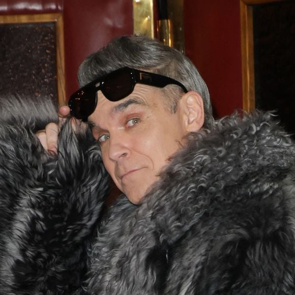 Le musicien s'est fait connaître dans les années 90 au sein du célèbre Boys band baptisé Take That

Robbie Williams - Avant-première du film "Better Man" au Grand Rex à Paris. Le 13 décembre 2024
© Coadic Guirec / Bestimage