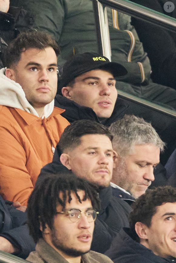 Antoine Dupont en tribunes lors du match de football Ligue 1 Uber Eats opposant le Paris Saint-Germain (PSG) au LOSC Lille (4-1) au Parc des Princes à Paris, France, le 1er mars 2025. © Cyril Moreau/Bestimage